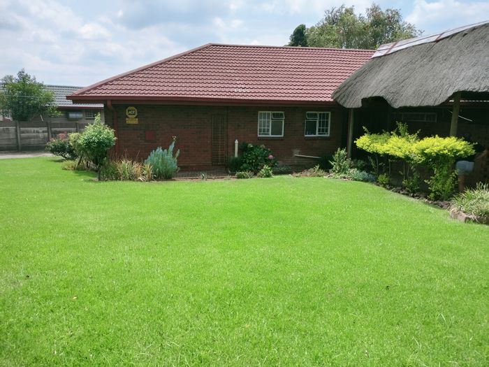 House in Duvha Park For Sale: 3 bedrooms, garage, lapa, and outdoor room.
