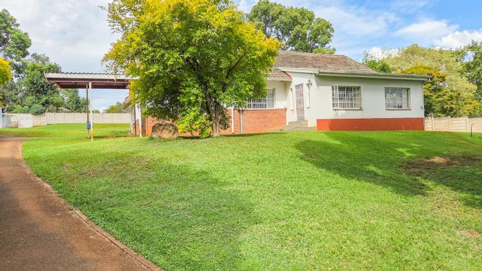 For Sale: Spacious 4-bedroom house in Howick Central with pool and solar panels.