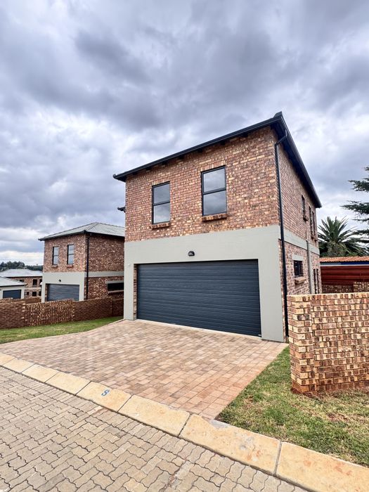 For Sale: Spacious 4-bedroom house in Die Heuwel with garden, double garage, and amenities.