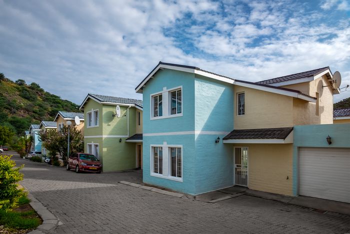For Sale: 3-Bedroom Townhouse in Avis with courtyard and secure complex.