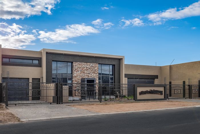 For Sale: House in Academia with pool, flat, BBQ, and security features.