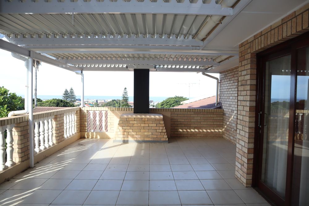 Lever roof covered Balcony