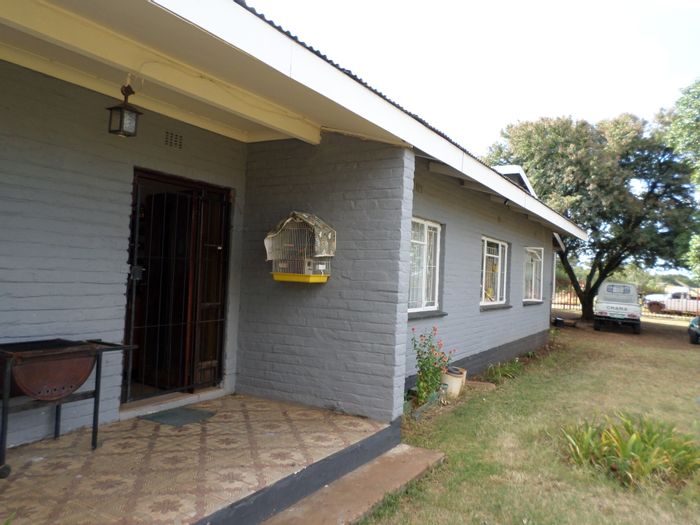 3 Bedroom house with flatlet for sale in Ventersdorp Central, ideal location.