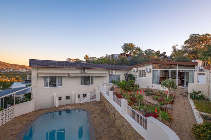 Klein Windhoek House For Sale: 3 beds, pool, flat, office, security system.