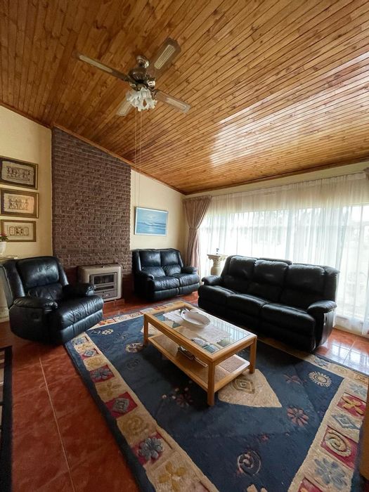 For Sale: House in Valley Settlements AH with 4 beds, flatlet, stables, and ample parking.