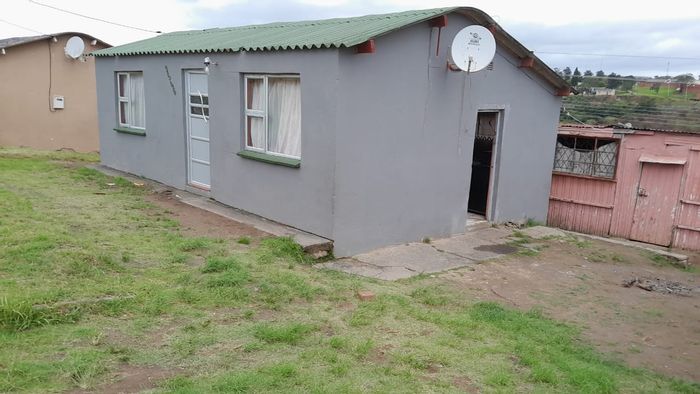 For Sale: 2-bedroom house in Mdantsane, near schools and Polistation.