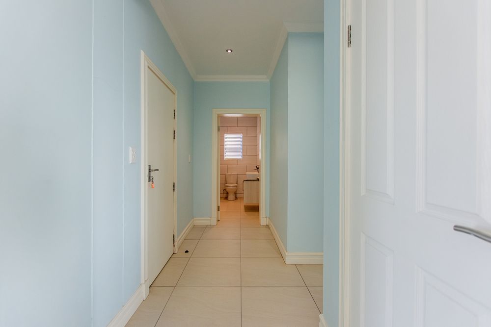 Foyer to guest toilette and main bedroom