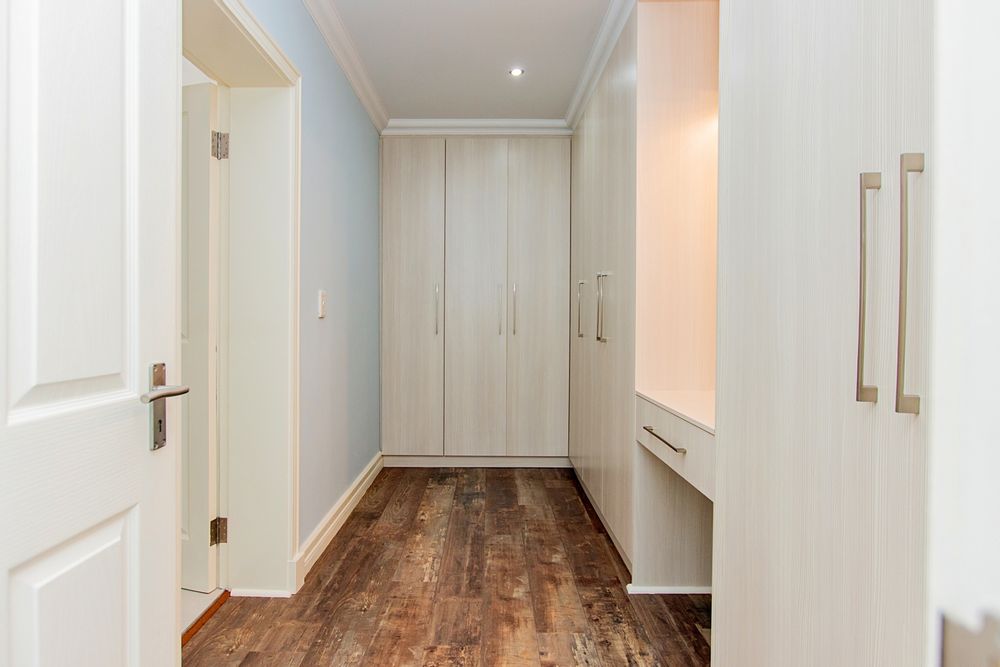 Walk-in wardrobe main bedroom