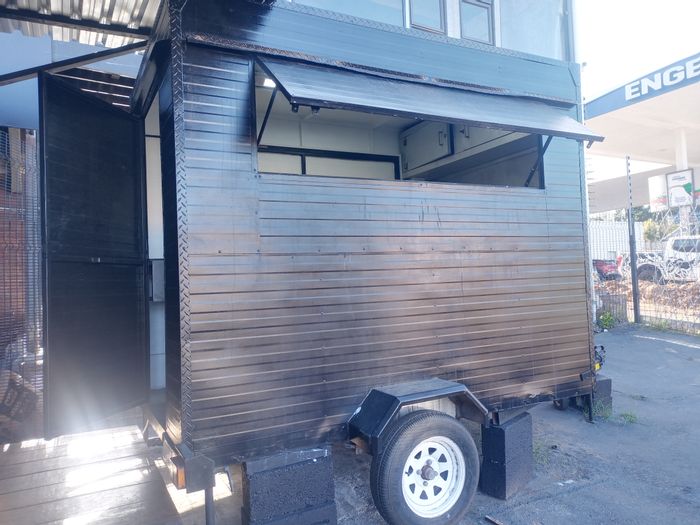 Montclair House To Rent: Food trailer with full kitchen amenities and covered parking.