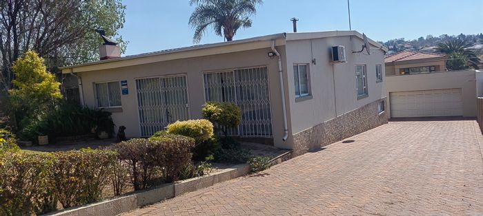 House for Sale in Linmeyer: 3 bedrooms, pool, double garage, and cottage.