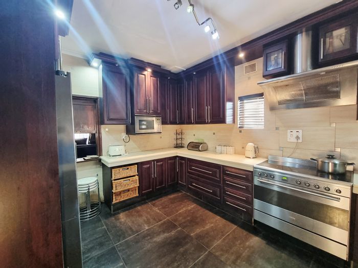 3-Bedroom House in Grantham Park with Income Potential and Ample Storage For Sale