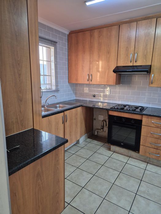 For Sale: 2-Bedroom Townhouse in Minnebron with balcony, pet-friendly complex, and parking.