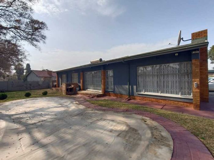 Vanderbijlpark SE 6 House For Sale: Pool, Borehole, Solar, Flatlet, Security Features.