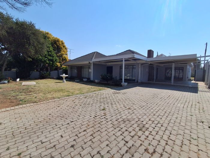 For Sale: Three Rivers House with 4 beds, flatlet, borehole, and pet-friendly.