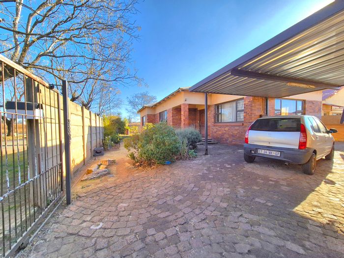 For Sale: House in Brakpan Central with 3 bedrooms, garage, and ample yard space.
