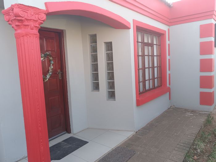 For Sale: House in Mandela View with 3 bedrooms, garage, and community amenities.