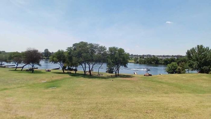 For Sale: Flat in Emfuleni Golf Estate with river access, boathouse, and amenities.