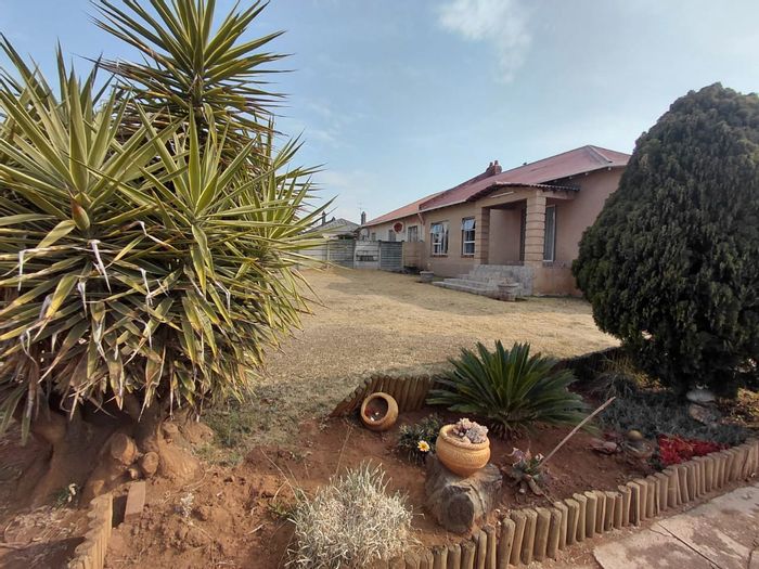 East Geduld House For Sale: 5 bedrooms, pool, flatlet, ample parking, renovation potential.