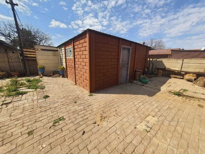 For Sale: House in Vanderbijlpark CE 2 with 3 Bedrooms, Flatlet, and Carport.