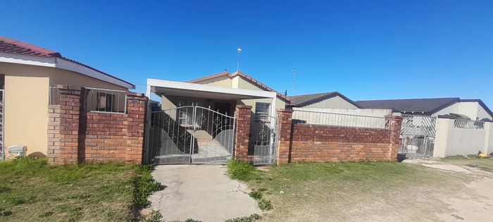 3 Bedroom house for sale in Motherwell Nu 3 with yard and secure parking.