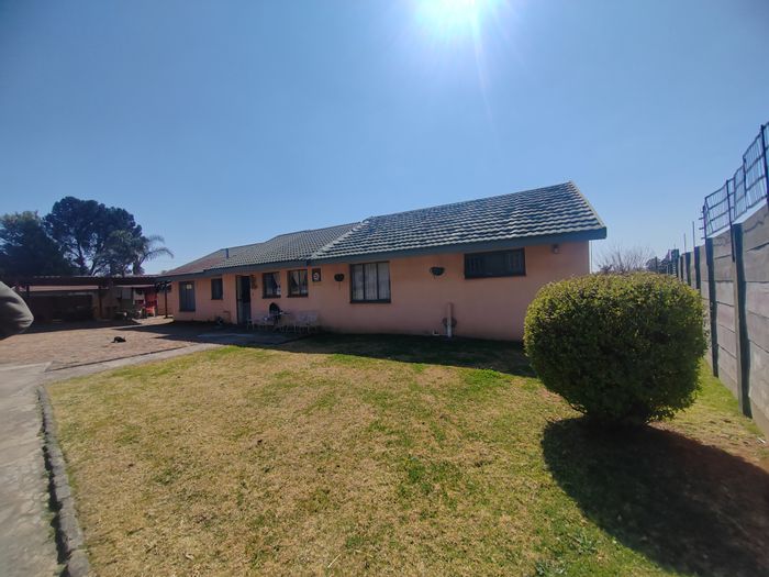 Brakpan North House For Sale: 4 bedrooms, 3 carports, approved pool plans.