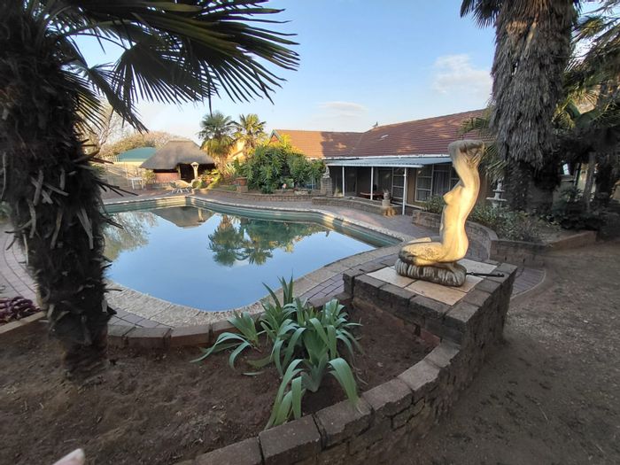 Dalpark Proper House For Sale: 4 beds, lapa, pool, garage, spacious yard.