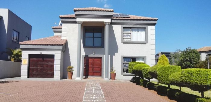 Thornhill House For Sale: 3 bedrooms, ensuite baths, open-plan living, secure estate.