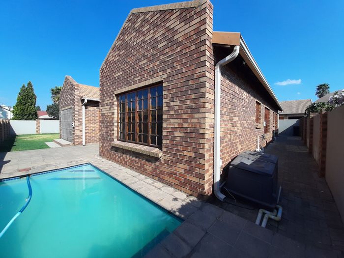 Vaalpark Townhouse For Sale: 3 bedrooms, splash pool, double garages, pet-friendly yard.