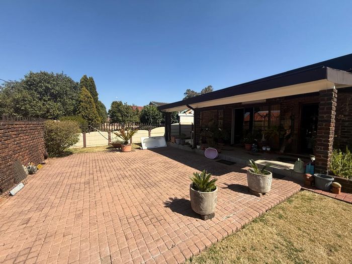 For Sale: House in Homer with pool, flatlet, garage, and spacious living areas.