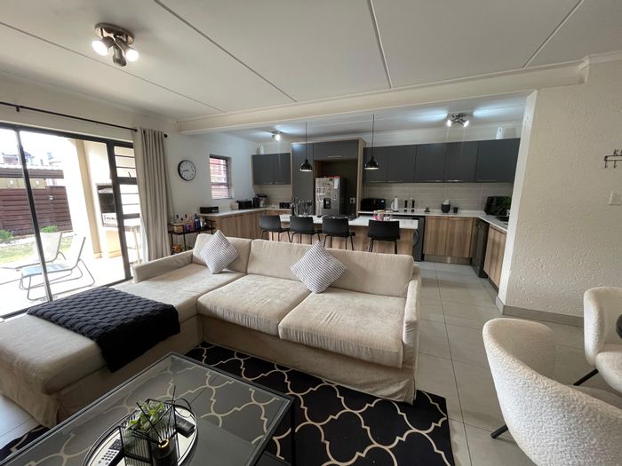 Townhouse To Rent in Glen Marais: 3 beds, gym, pool, secure estate living.