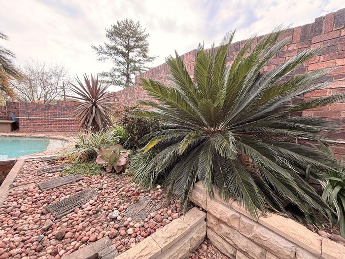 Aviary Hill Townhouse For Sale: 3 Bedrooms, Pool, Loft, Double Garages.