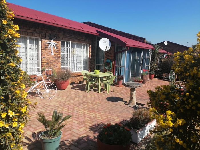 Townhouse For Sale in Sunair Park: 2 beds, 2 baths, secure retirement living.