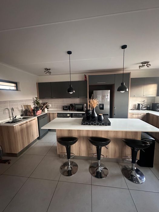 For Sale: Glen Marais Townhouse with 3 beds, gym, pool, and security.