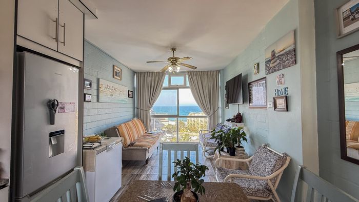 Ballito Central Apartment For Sale: 2 beds, pool, lifts, near beach and amenities.