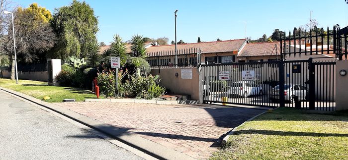 Boskruin Flat For Sale: 2 Bedrooms, garden, secure garage, close to amenities.