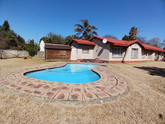 Vaalpark House For Sale: 3 Bedrooms, pool, study, double garages on large lot.