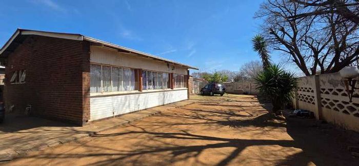 For Sale: Vanderbijlpark CE 2 House with 8 bedrooms, ample parking, and dual entrances.