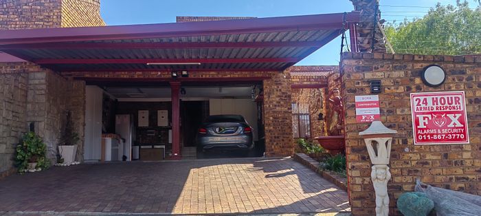 Bassonia House For Sale: 3 Bedrooms, Off-Grid Living, Pool, Study, Garages.