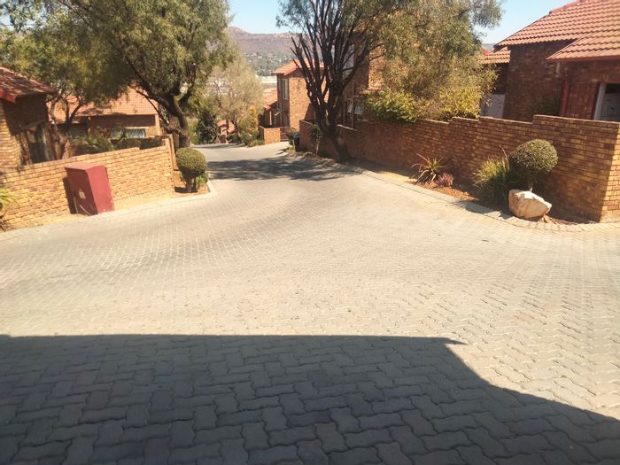 Wilgeheuwel Townhouse For Sale: 3 bedrooms, wrap-around garden, pet-friendly, near school.