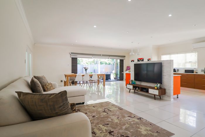 House for Sale in Meer En See: 3 beds, flat, pool, entertainment area.