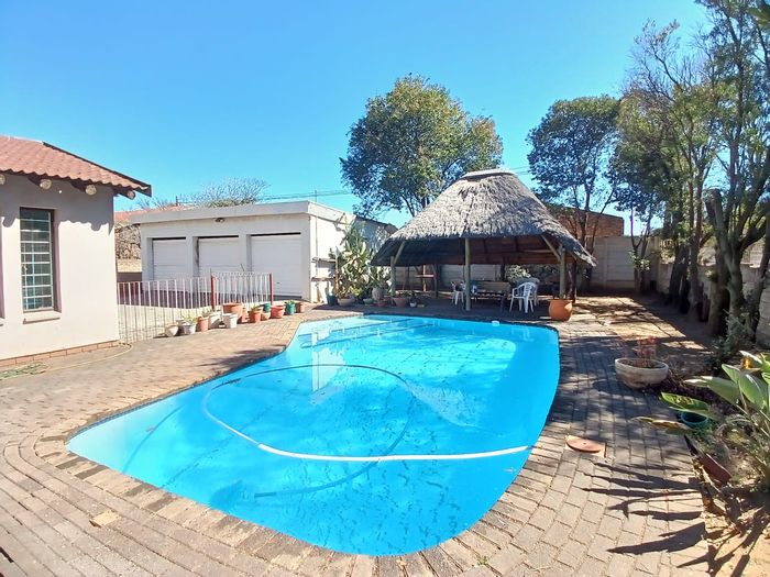 Vaalpark House For Sale: 3 bedrooms, pool, lapa, 3 garages, ample space.