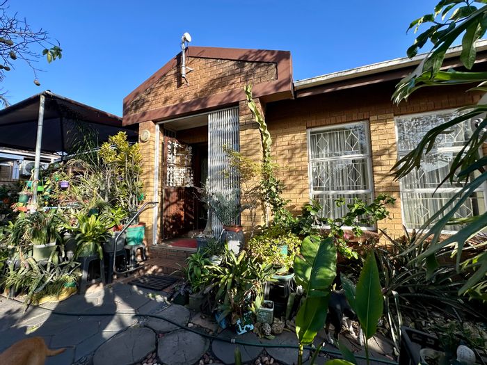 For Sale: 3-bedroom townhouse in Arboretum with double garage and pet-friendly design.