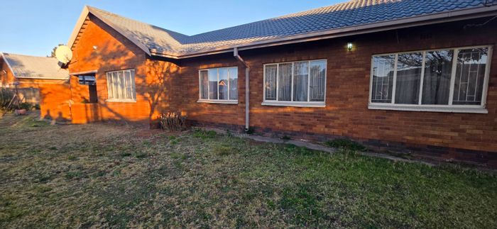 For Sale: 3-Bedroom House in Vanderbijlpark SE 6 with large yard and parking.