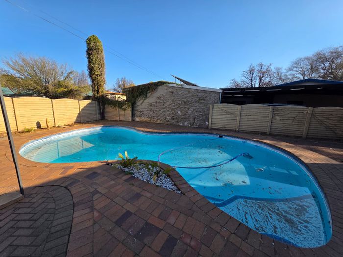 For Sale: House in Sasolburg Ext 23 with pool, study, and ample parking.