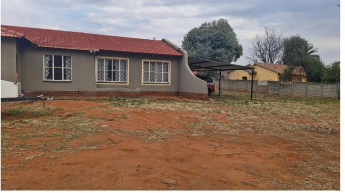 For Sale: Rondebult House with 4 bedrooms, spacious living areas, and ample parking.