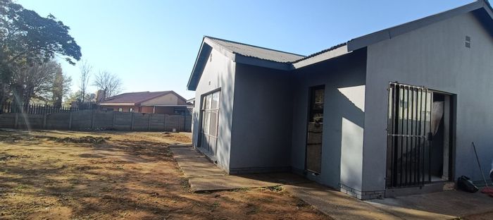 For Sale: House in Vanderbijlpark CE 5 with 13 rooms, adaptable layout, and security features.