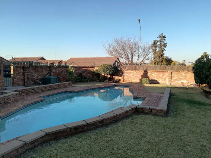 For Sale: 3-Bedroom Townhouse in Dalpark Ext 1 with Pool, Garden, and Security.