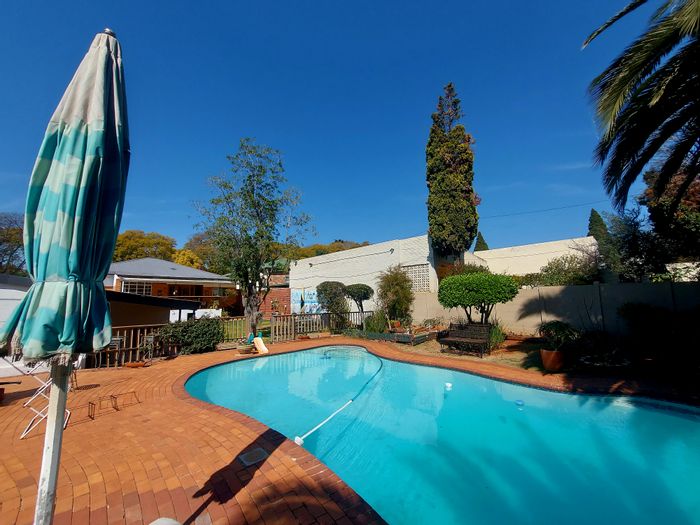 Kensington House For Sale: Pool, garden, two cottages, ideal family retreat.
