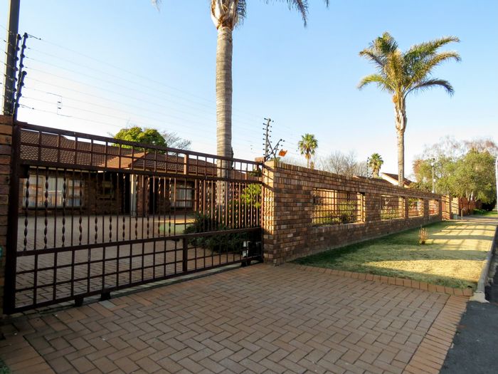For Sale: Spacious Kenleaf house with flatlet, pool, security, and ample parking.