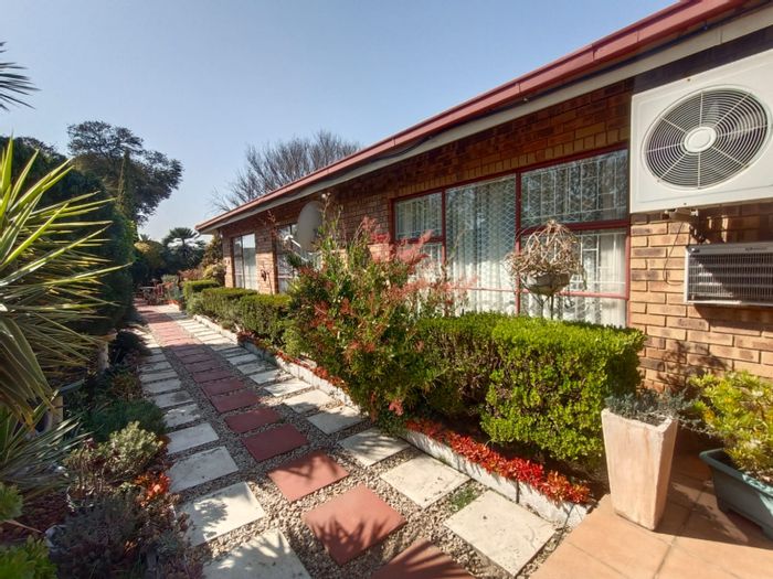 For Sale: Townhouse in Vanderbijlpark SE 2 with garden, garage, and en-suite.